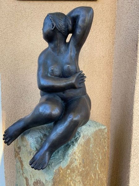 Skulptur einer Frau vor unserer Praxis